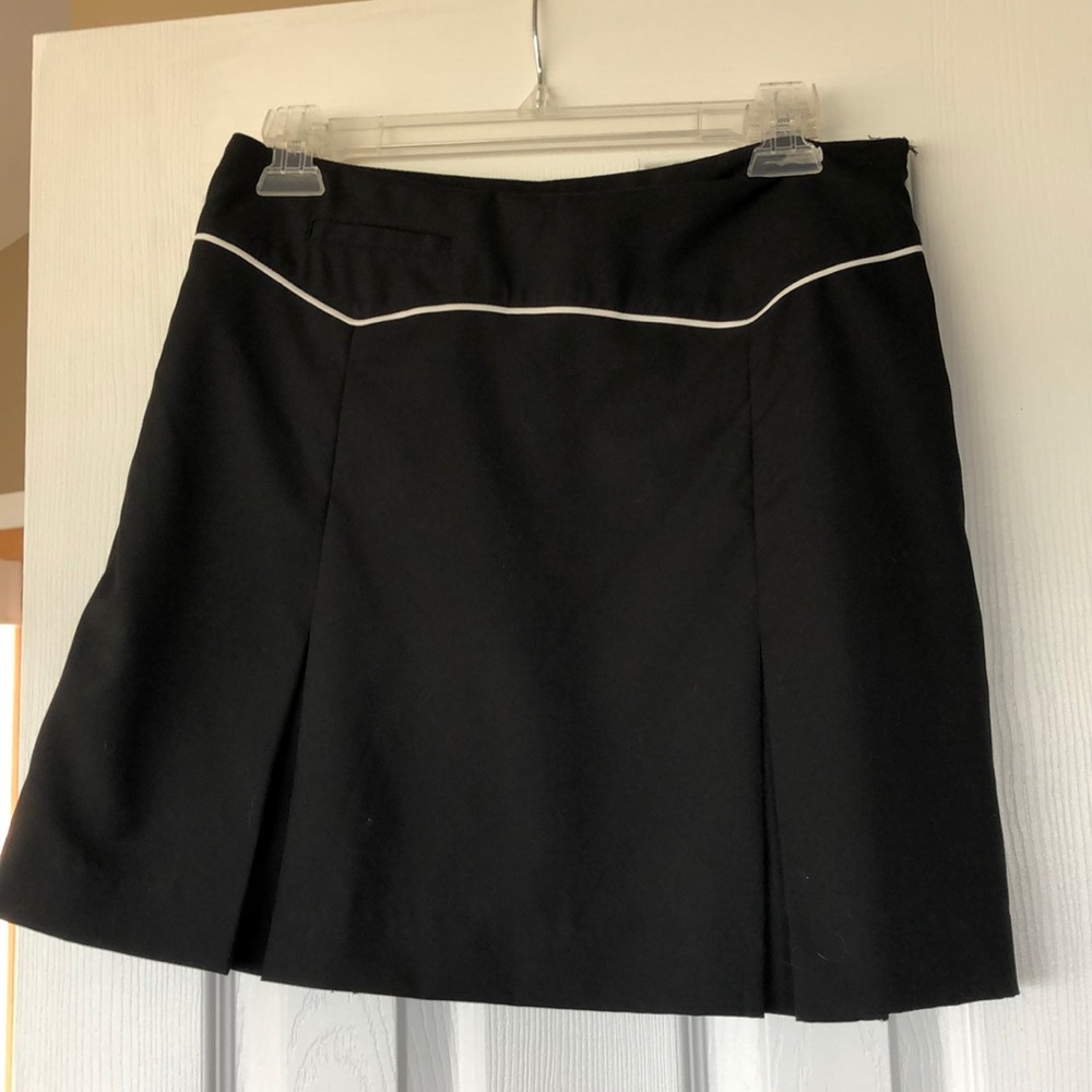 Izod stretch black golf skort